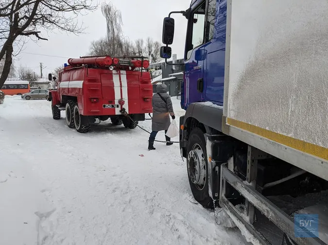 У Володимирі зіткнулися два авто і застрягла у снігу вантажівка (фото)