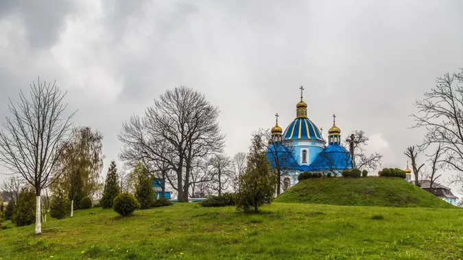 На Волині відомий художник повісився біля монастиря