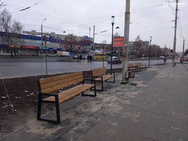 Камінь та концентрація лавок: що коїться на площі перед РАЦСом у Луцьку (фото)