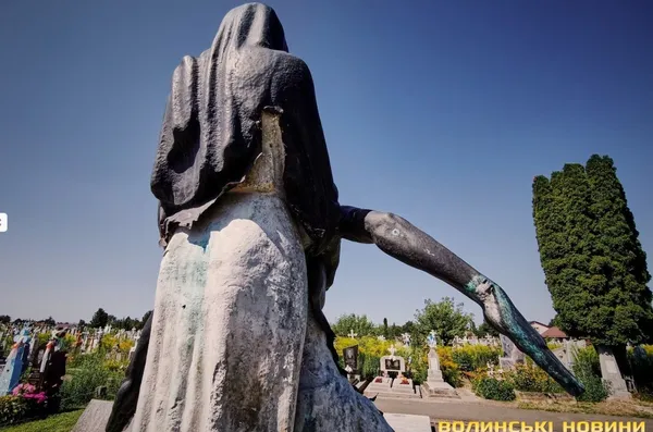 Відрубані руки статуї і загадкова гробниця: чим дивує одне з найстаріших кладовищ Волині (фото)