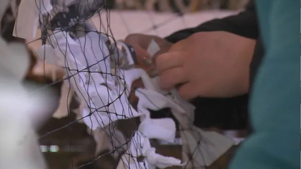 У Нововолинську плетуть зимове маскування для військових: потрібні помічники (відео)