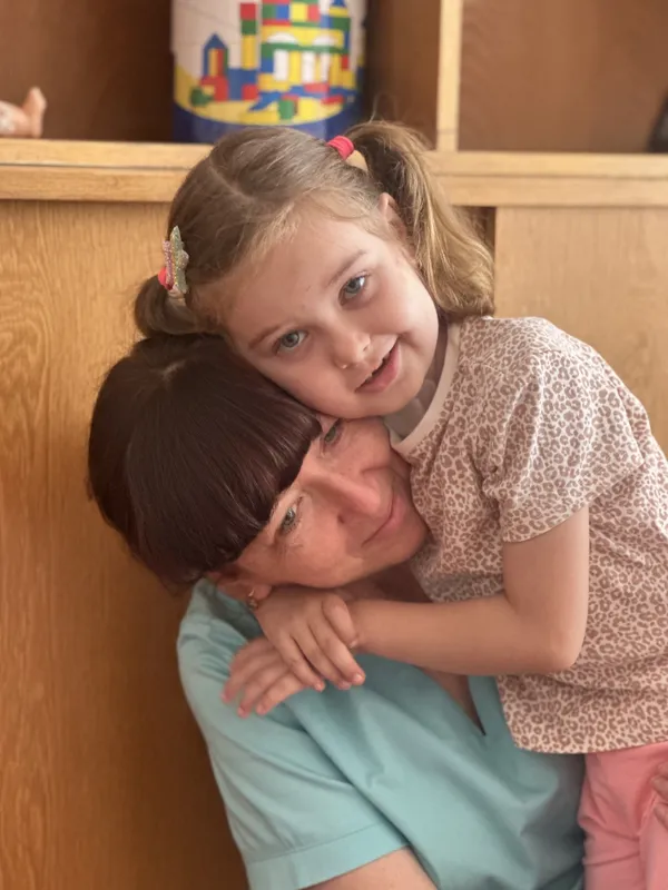 Заново вчиться рухатися, говорити та їсти: 6-річна волинянка відновлюється після страшної ДТП