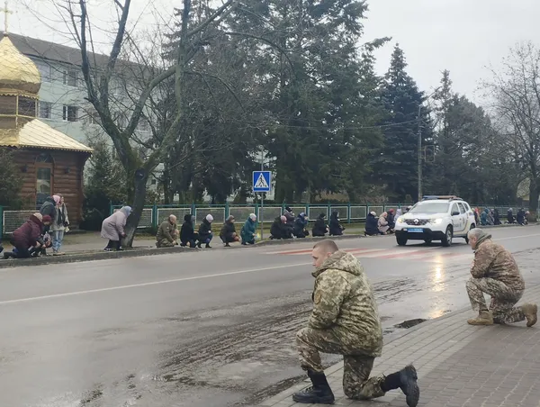 Повернувся додому востаннє: в Шацьку навколішки зустріли Героя Олександра Костюка (фото, відео)