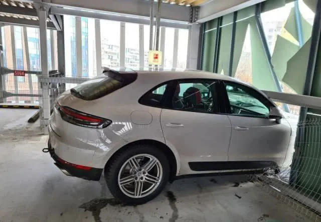 Porsche пробив стіну паркінгу на третьому поверсі (фото)