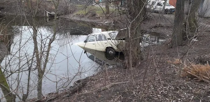 У Рожищі рятувальники витягнули з водойми «жигуль» (фото)