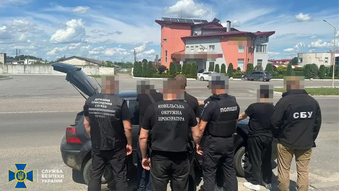 «Квиток» за кордон – 5 тисяч доларів: СБУ зірвала схему втечі ухилянтів на Волині