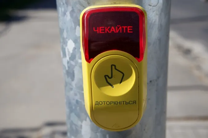 У Луцьку на Львівській встановили світлофор з «острівцем безпеки» (фото)