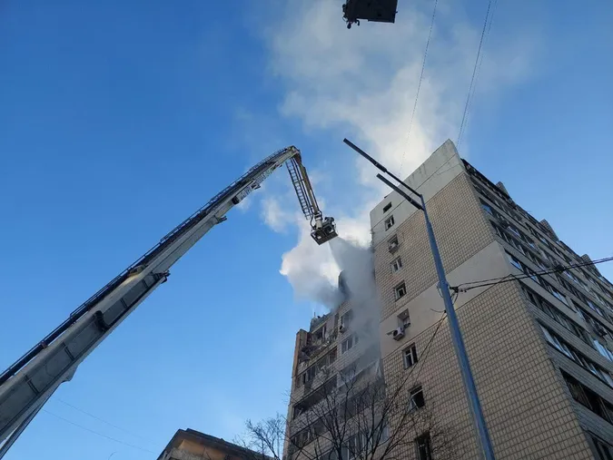 Ворожа ракета рознесла будинок у Шевченківському районі Києва: є постраждалі (фото)