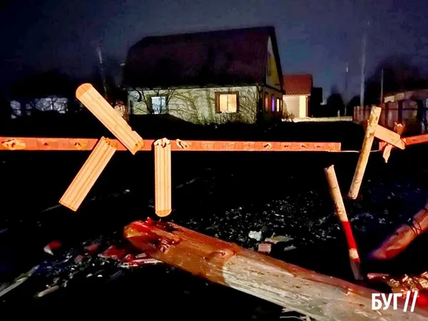 У Володимирі п’яний водій влетів у паркан і зніс опору (фото, відео)