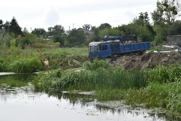У Луцьку Стир чистять від повалених дерев (фото, відео)