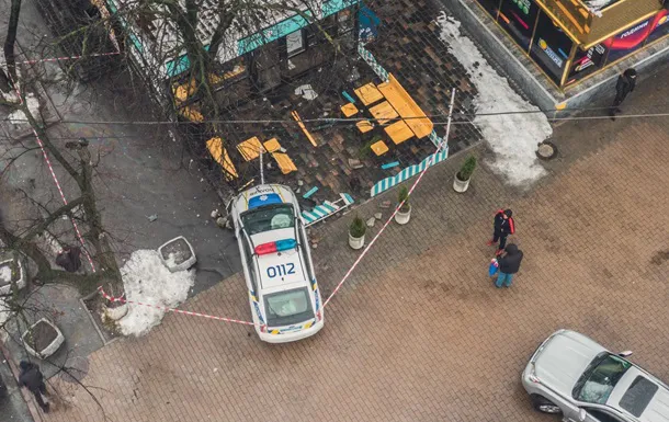 У Луцьку авто від удару відкинуло на жінку, яка йшла тротуаром