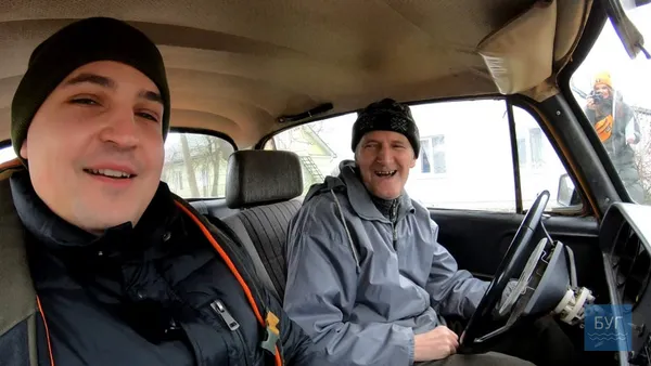 Ютуб-блогер із Волині подарував автівку своєму шкільному вчителю (відео)