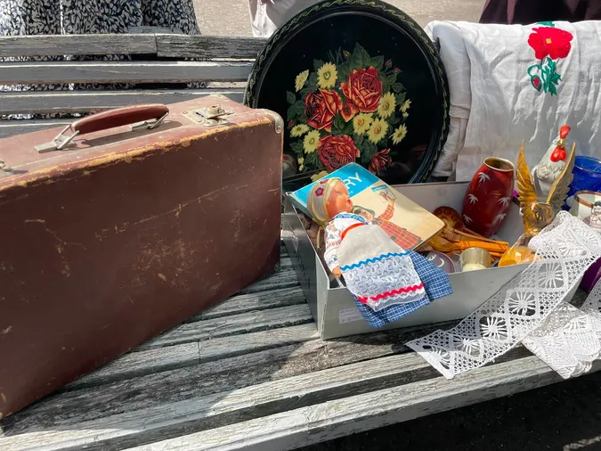 Родинні реліквії з Чехії: лучанка передала музею старовинні предмети побуту ХХ століття (фото)