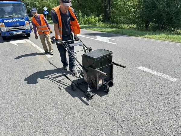 На Волині підлатали тріщини на дорозі до Львівської області (фото)