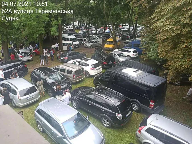 Треба ставити паркан, – депутат Луцькради про «окупацію» горе-паркувальниками Теремнівських ставків (відео)