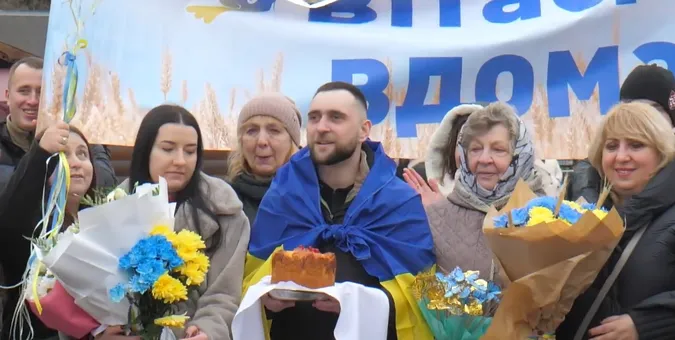 Після трирічної неволі: у Луцьку зустріли звільненого з полону морпіха Владислава Григорчука (відео)