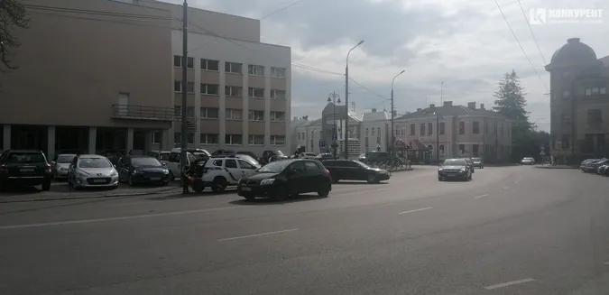 У центрі Луцька через ДТП ускладнений рух (фото, відео)