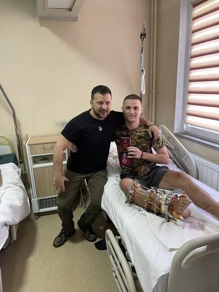 Зеленський вручив орден бійцю волинської бригади, пораненому під Соледаром (фото)