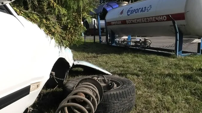 У Луцьку автомобіль влетів у цистерну з газом (фото)