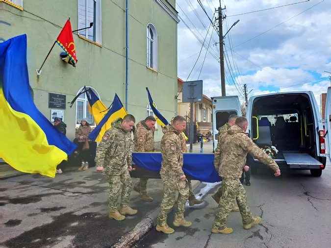Назавжди 47: на Волині провели в останню земну дорогу Героя Сергія Сидорука (фото)