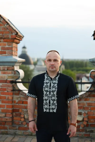 Барвисті і ошатні: волиняни у вишиванках заполонили соцмережі святковими фото