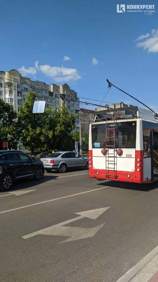 Летіли іскри: біля «Там Таму» тролейбус порвав дроти (фото)
