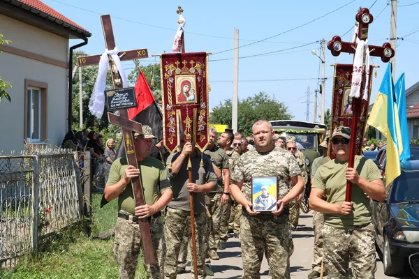 На Волині сотні людей прийшли провести в останню дорогу Героя Дмитра Редчука (фото)