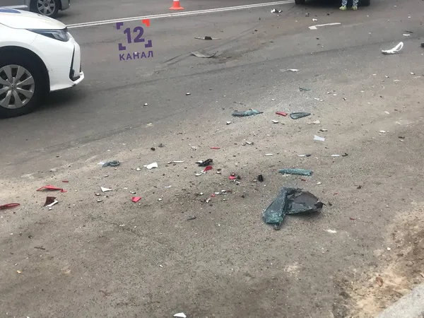 З авто вибіг чоловік і втік: у Луцьку на Відродження сталася аварія (фото)