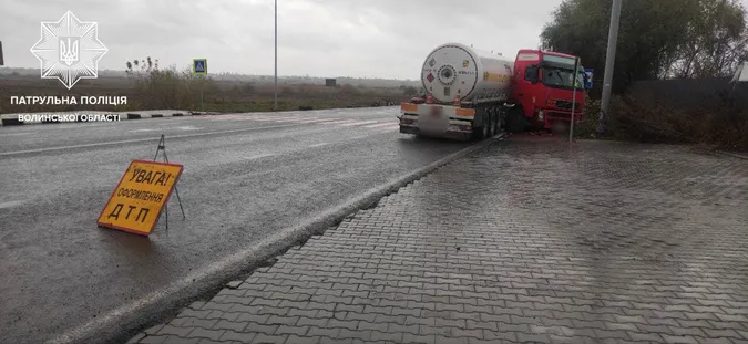 Занесло при гальмуванні: на волинській трасі вантажівка врізалась в електроопору (фото)
