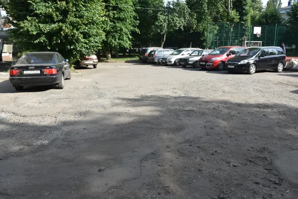 Бруківка, дитяча зона, LED-освітлення: у Луцьку відремонтують двір на Потебні (фото)