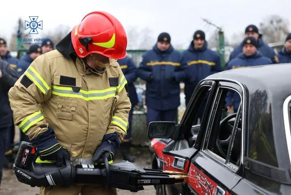 Допомога при ДТП: волинські рятувальники вчилися застосовувати спецобладнання (фото)