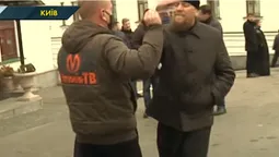 У Києві священники московського патріархату напали на журналістів (відео)