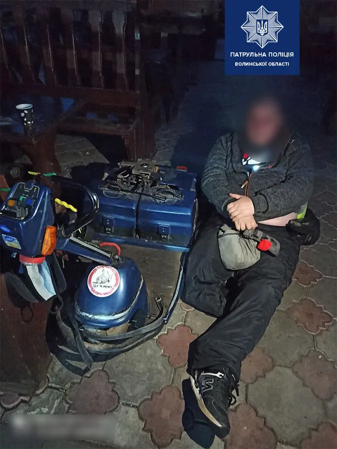 Патрульні допомогли лучанину, в якого в парку зламався інвалідний візок