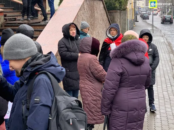 Під стінами Луцькради – мітингувальники: хочуть більше коштів на армію у 2024 році (фото)