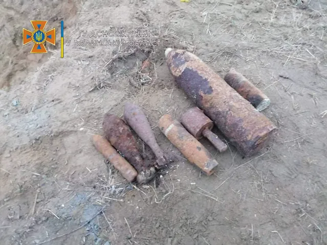 Розчищали річки: на Волині знайшли снаряди, міни і гранату (фото)