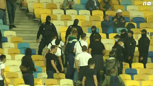 На «Олімпійському» під час матчу побилися фанати (відео)