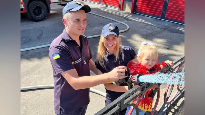 Буде хлопчик: подружжя рятувальників з Волині провели гендер-паті на роботі