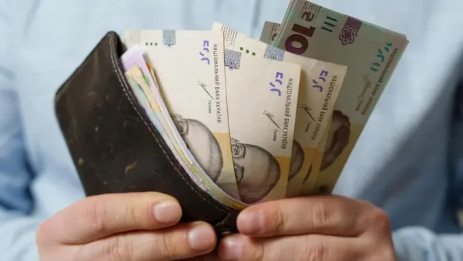 Мінімальну зарплату можуть підняти до 12 000 грн, а мінімальну пенсію – до 6 500 грн