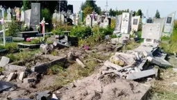 Пошкоджені 10 могил: показали наслідки ДТП на волинському цвинтарі (фото)