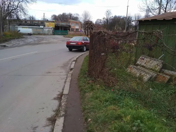 Лучани скаржаться на вузький тротуар через незаконний паркан (фото)