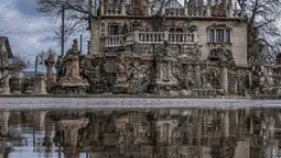 У Луцьку до «Будинку з химерами» підступає вода (фото)