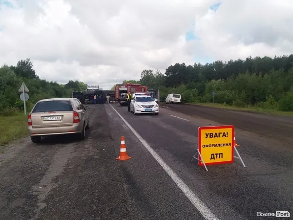 На волинській трасі перевернулась фура (фото)