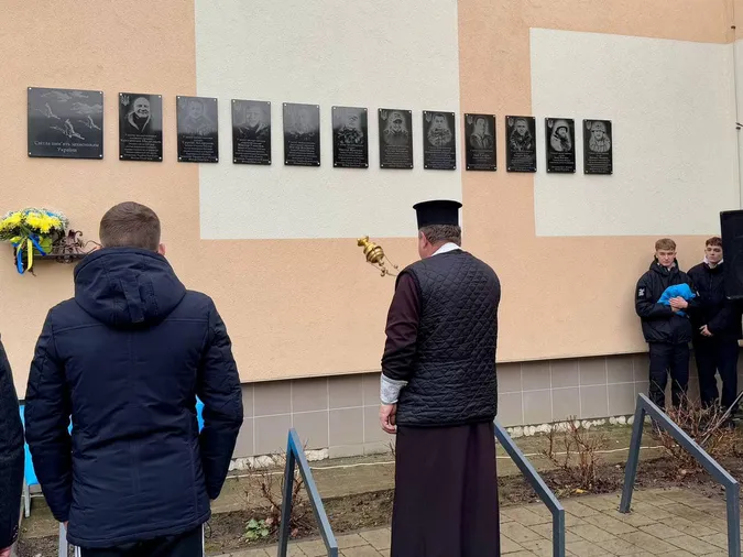 У Нововолинському ліцеї відкрили меморіальні дошки 11 загиблим воїнам-випускникам (фото)