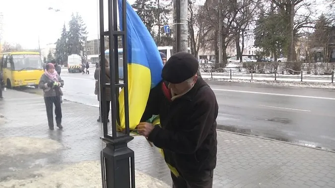 Збирає гроші на ЗСУ: пенсіонер приїздить до Луцька грати на баяні та співати на зупинках (відео)