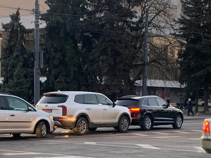 У центрі Луцька сталася ДТП за участю елітних позашляховиків (фото)