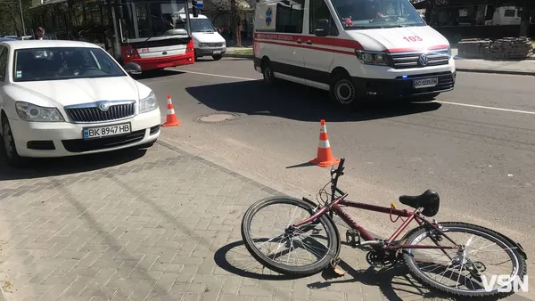 Через сигнал тролейбуса: в Луцьку велосипедист «влетів» у припарковане авто (фото)