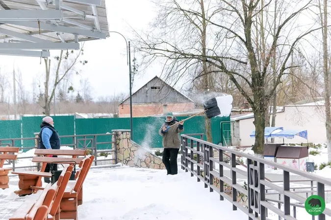 У Луцькому зоопарку «ловили» останні зимові кадри (фото)