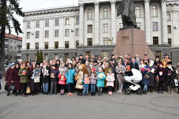 У центрі міста лучани читали вірші Шевченка (фото)
