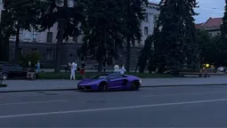 «Поцілував» суперкар: у Луцьку п’яний водій «мерса» в’їхав у припаркований «ламборгіні» (фото)