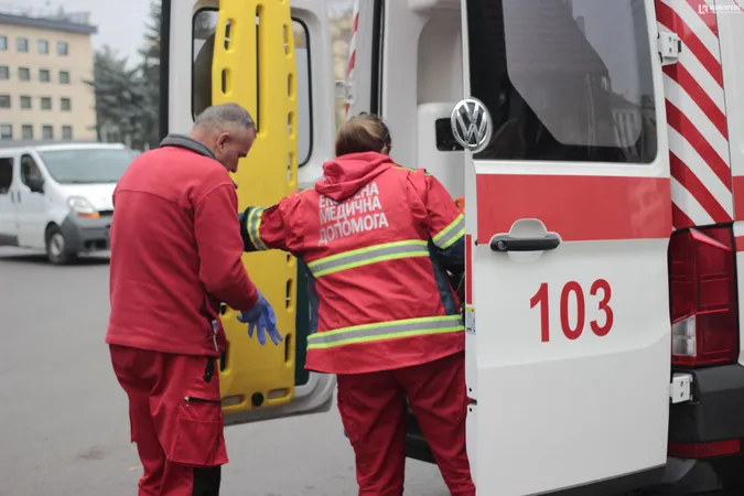 У центрі Луцька швидка забрала непритомного чоловіка: подробиці (фото)